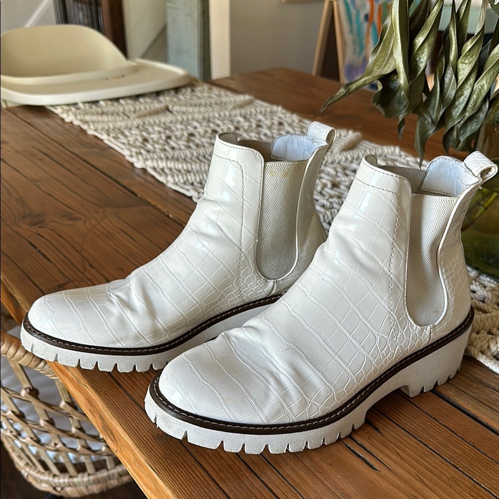 White Chelsea Boots with Chunky Sole and Elastic Panels